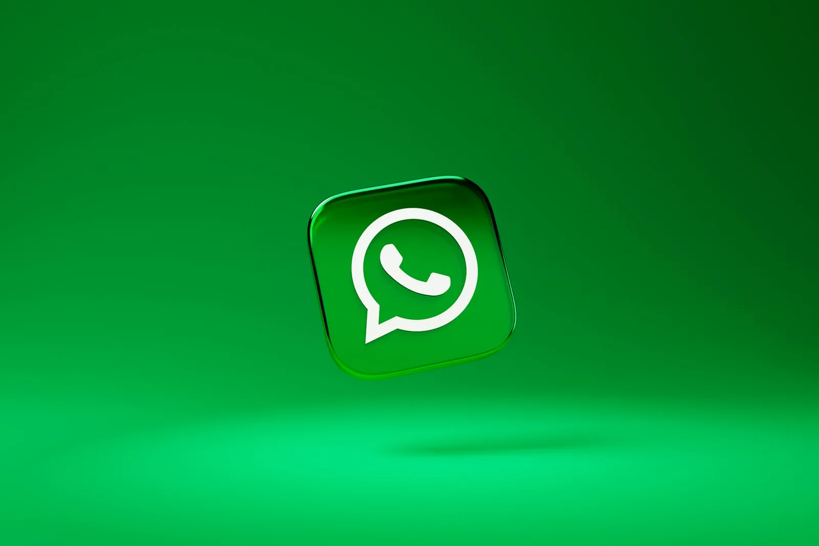 Ícone do WhatsApp sobre um fundo verde